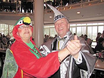 Wenn schon der Prinz (Martin I. von der Coburger Narrhalla) zum Tanz bittet, dann sagt die rot-grüne Monika Stolba, ihres Zeichens SPD-Stadträtin, nicht nein. Fotos: Martin Koch