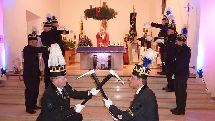 Die Knappen gestalteten den Gottesdienst in der Stockheimer Kirche St. Wolfgang mit.  Foto: Gerd Fleischmann