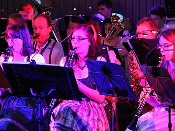 Das deutlich verjüngte Blasorchester des Musikvereins Thurnau bot am Samstag ein fröhliches und stimmungsvolles Konzert mit Kerwatanz. Fotos: Katharina Müller-Sanke