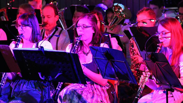 Das deutlich verjüngte Blasorchester des Musikvereins Thurnau bot am Samstag ein fröhliches und stimmungsvolles Konzert mit Kerwatanz. Fotos: Katharina Müller-Sanke