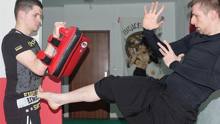 Timo Pfeuffer (rechts) mit Kampfschüler Stefan beim Pratzentraining. Foto: Gerd Schaar