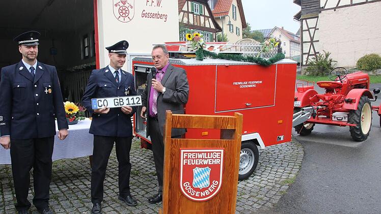 Die Freude in Gossenberg über den neuen Anhänger ist riesengroß. Bürgermeister Udo Siegel übergab symbolisch das Kennzeichen an den Kommandanten Markus Taschek und Frank Degner (links). Foto: Michael Stelzner