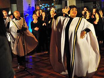 Deborah Woodson und ihre Gospelmates sangen mit dem Main Line Gospelchor aus Schwarzach und begeisterten das Publikum in der Burghaiger Johanneskirche.  Fotos: Fuchs