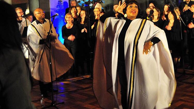 Deborah Woodson und ihre Gospelmates sangen mit dem Main Line Gospelchor aus Schwarzach und begeisterten das Publikum in der Burghaiger Johanneskirche.  Fotos: Fuchs