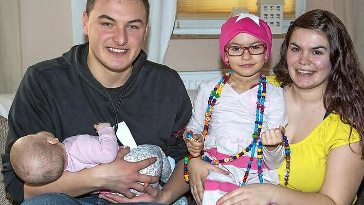 Lena mit ihren Eltern und der kleinen Schwester Emilia; die Mut-Mach-Kette ist inzwischen auf 2,5 Meter angewachsen. Foto: Klaus Gagel