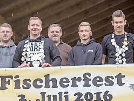 Zwei komplette Königshäuser wurden bei den Angelfreunden Michelau inthronisiert (von links): 2. Vorstand Stefan Lorenz, Tobias Herrmann, Thorsten Wendel, Reinhard Kohles, Andreas Stadter, Henrik Gieger, Andre Sittig, Vorstand Gerold Hofmann. Foto: Klaus Gagel