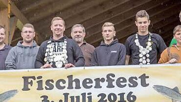 Zwei komplette Königshäuser wurden bei den Angelfreunden Michelau inthronisiert (von links): 2. Vorstand Stefan Lorenz, Tobias Herrmann, Thorsten Wendel, Reinhard Kohles, Andreas Stadter, Henrik Gieger, Andre Sittig, Vorstand Gerold Hofmann. Foto: Klaus Gagel