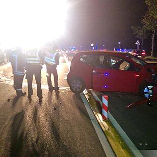 Kleinwagen fährt ungebremst gegen Traktor