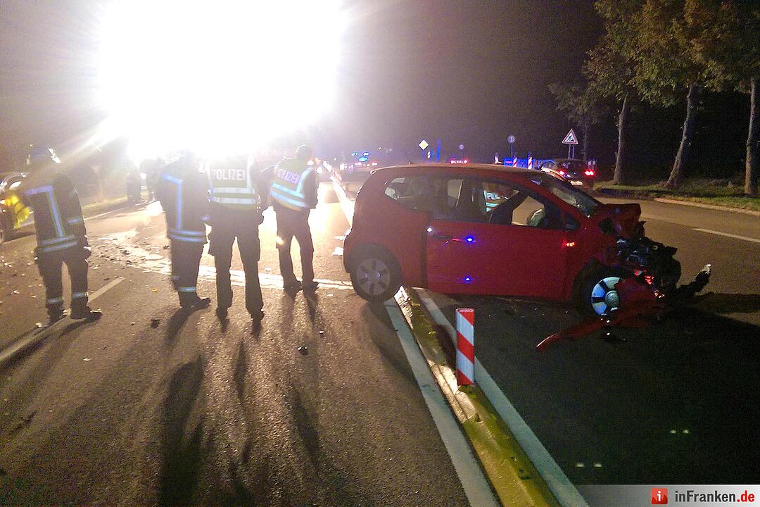 Kleinwagen fährt ungebremst gegen Traktor