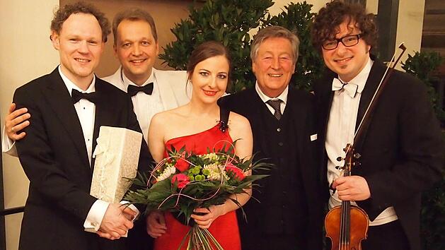Malte Müller und Silke Winkler mit Roberto Bauer, dem Dirigenten und Ersten Kapellmeister  Foto: Britta Rürup
