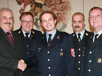 Dritter Bürgermeister Egon Kessler (von links), Kreisbrandrat Benno Metz, stellvertretender Kommandant Martin Höchemer, Kreisbrandmeister Klaus Preisendörfer und Kommandant Klaus Zimmerhackel zeigten sich zufrieden mit der Neuwahl.  Foto: Gabriele Sell