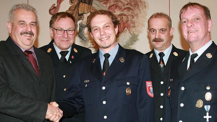 Dritter Bürgermeister Egon Kessler (von links), Kreisbrandrat Benno Metz, stellvertretender Kommandant Martin Höchemer, Kreisbrandmeister Klaus Preisendörfer und Kommandant Klaus Zimmerhackel zeigten sich zufrieden mit der Neuwahl.  Foto: Gabriele Sell
