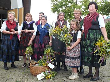 Die Frauen der Seebesgr&uuml;nder Trachtengruppe leben die Tradition.  Foto: Manfred Welker