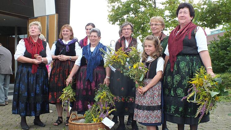 Die Frauen der Seebesgr&uuml;nder Trachtengruppe leben die Tradition.  Foto: Manfred Welker