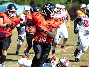 Die Footballer der Black Dukes Coburg (rote Trikots) haben derzeit zweifelsohne einen Lauf. Mit einer tollen Leistung gewannen sie ihr Ausw&auml;rtsspiel beim bisher noch ungeschlagenen Tabellenf&uuml;hrer.  Foto: Johannas Schmidt
