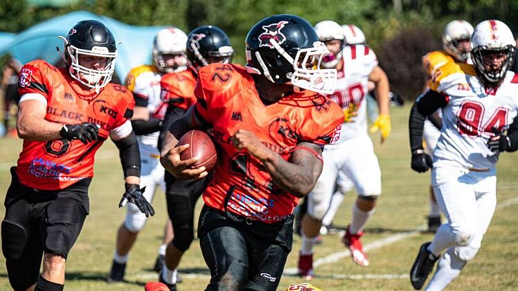 Die Footballer der Black Dukes Coburg (rote Trikots) haben derzeit zweifelsohne einen Lauf. Mit einer tollen Leistung gewannen sie ihr Ausw&auml;rtsspiel beim bisher noch ungeschlagenen Tabellenf&uuml;hrer.  Foto: Johannas Schmidt