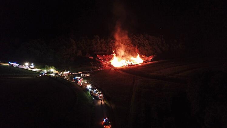 Meterhohe Flammen am Waldrand: Großbrand fordert Einsatzkräfte
