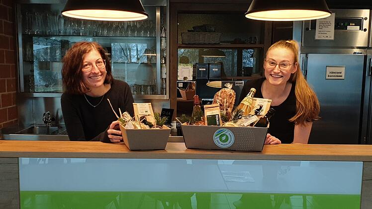 Die Kisten sind gestaltet und vorbereitet, wie Pia Keller (l.) und Christina Mark (Koordinatorin für Bio-Gemeinschaftsverpflegung) zeigen. Foto: PR