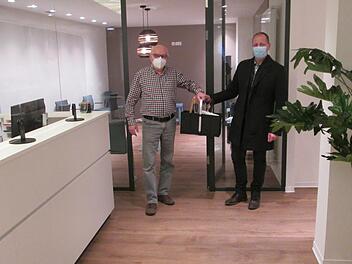 Zu einer Stippvisite in der neuen Praxis empfing Dr. Anton Heilmann (l.) Bürgermeister Johannes Krumm (r.), der die Glückwünsche und ein Präsent des Marktes überbrachte.