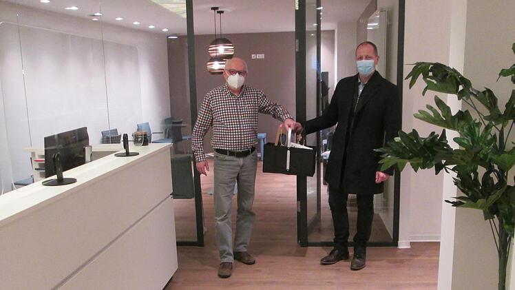 Zu einer Stippvisite in der neuen Praxis empfing Dr. Anton Heilmann (l.) Bürgermeister Johannes Krumm (r.), der die Glückwünsche und ein Präsent des Marktes überbrachte.