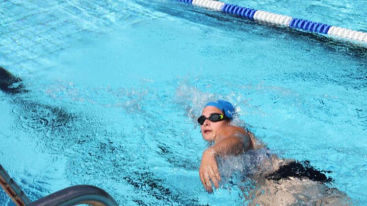 Die 13- bis 17-Jährigen schwammen 200 Meter im Höchstadter Freibad.