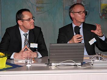 Christian Haslbeck (links) und Gerhard Fisch versicherten im Landratsamt : Coburg wird ab 2014 bessere Aussichten im Standortwettbewerb haben.