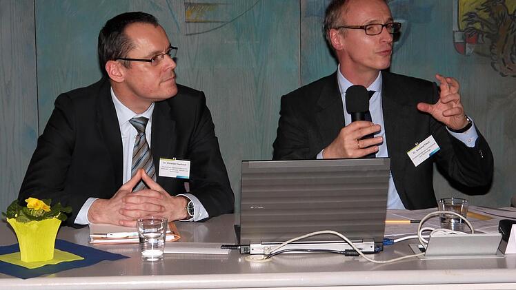 Christian Haslbeck (links) und Gerhard Fisch versicherten im Landratsamt : Coburg wird ab 2014 bessere Aussichten im Standortwettbewerb haben.