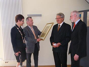 Anja Gebhardt und Dritter Bürgermeister Georg Maltenberger überreichen Waldemar Hofmann (2.v.r.) und Alfons Galster ihre Urkunden