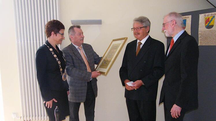 Anja Gebhardt und Dritter Bürgermeister Georg Maltenberger überreichen Waldemar Hofmann (2.v.r.) und Alfons Galster ihre Urkunden