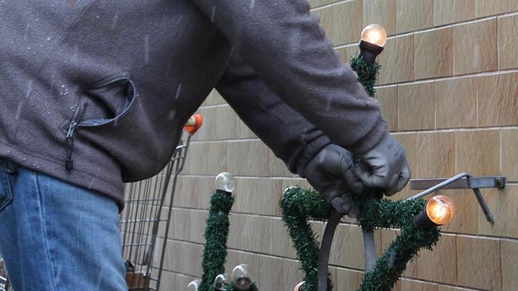 Edgar Häfner testet die Funktionstüchtigkleit der Glühbirnen. Herkömmliche Birnen gibt es kaum mehr, zum Teil sind es schon LEDs. Foto: Eckehard Kiesewetter