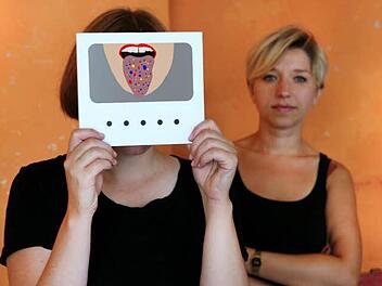 Tanja Friedrich (rechts) und Susanne Röhrig stellen animierte Grafiken in der Bamberger Scheinbar aus.  Foto: Barbara Herbst