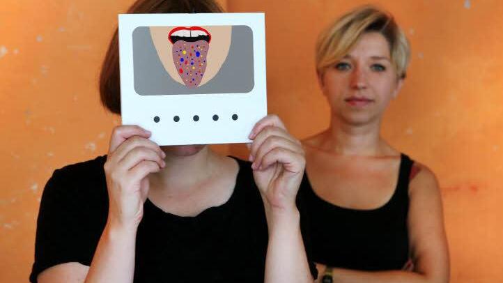 Tanja Friedrich (rechts) und Susanne Röhrig stellen animierte Grafiken in der Bamberger Scheinbar aus.  Foto: Barbara Herbst