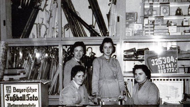 Die jungen Damen waren damals im Lotto-Geschäft von Walpurga Benker tätig. Namen sind nur noch von den beiden sitzenden Frauen bekannt: rechts Lore Fraas, links Inge Gerlach, geborene Bock. Foto: privat