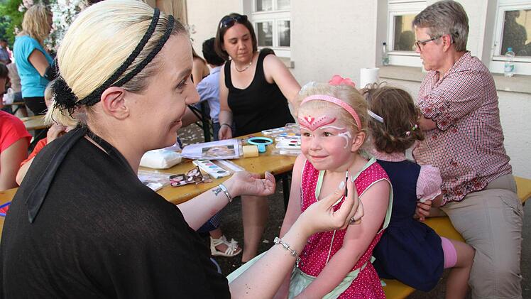 Bei der Schminkaktion hatten alle ihren Spaß