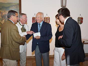 Nikolaus Graf Adelmann und Dieter Kaiser von der Stiftung Deutscher Offizier Bund händigen Eberhard Munz, Ehrenvorsitzender des Freundeskreises Lesezeichen, den Scheck aus. Bibliotheksleiterin Karin Wengerter und Bürgermeister Armin Warmuth freuen sich mit. Foto: Guzy