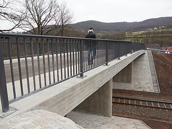 Eine Betonkonstruktion überspannt die Gleise. Foto: Arkadius Guzy