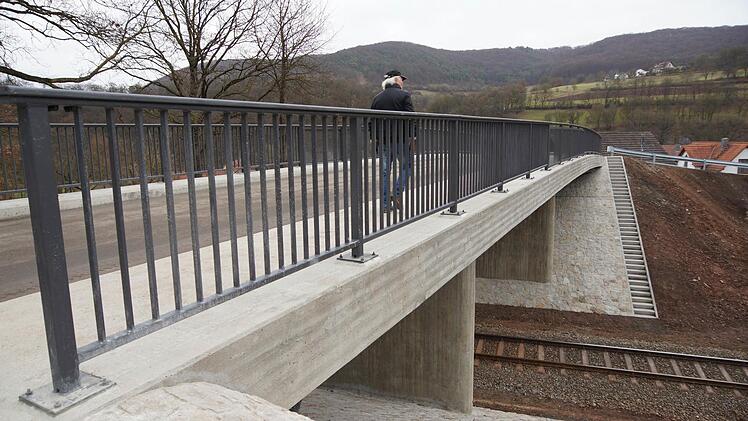 Eine Betonkonstruktion überspannt die Gleise. Foto: Arkadius Guzy