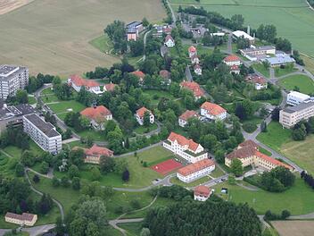 Wie die Zukunft des Bezirksklinikums Obermain in Kutzenberg aussehen wird, soll den Beschäftigten am kommenden Montag in einer Personalversammlung mitgeteilt werden. Archivfoto: Matthias Einwag