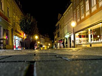 Der Steinweg bei Nacht: Die JC/CSU-Fraktion hätte gern Videoüberwachung auf Coburgs Feier-Meile, die SBC-Fraktion will die Sperrzeit von einer auf vier Stunden verlängern. Foto: CT-Archiv / Jochen Berger