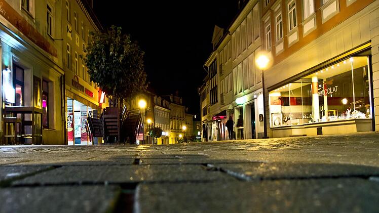Der Steinweg bei Nacht: Die JC/CSU-Fraktion hätte gern Videoüberwachung auf Coburgs Feier-Meile, die SBC-Fraktion will die Sperrzeit von einer auf vier Stunden verlängern. Foto: CT-Archiv / Jochen Berger