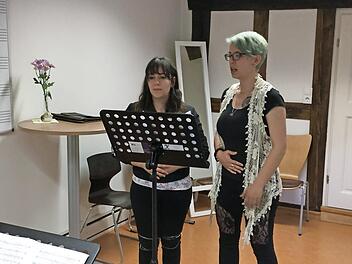 Pia und Theresa Weiglein singen am Sonntag aus dem Musical "Wicked - Die Hexen von Oz". Foto: Johanna Eckert