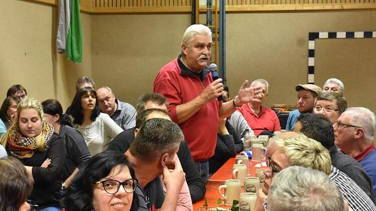 Reinhold März prangerte an, dass Großprojekte die Friedhofsgebühren erhöht hätten.Ulrike Langer