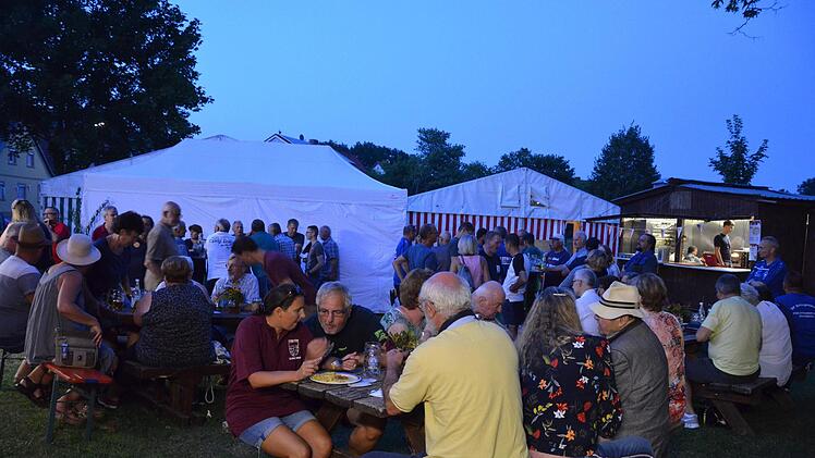 Die Besucher sa&szlig;en drau&szlig;en.  Foto: Jasmin Herbst