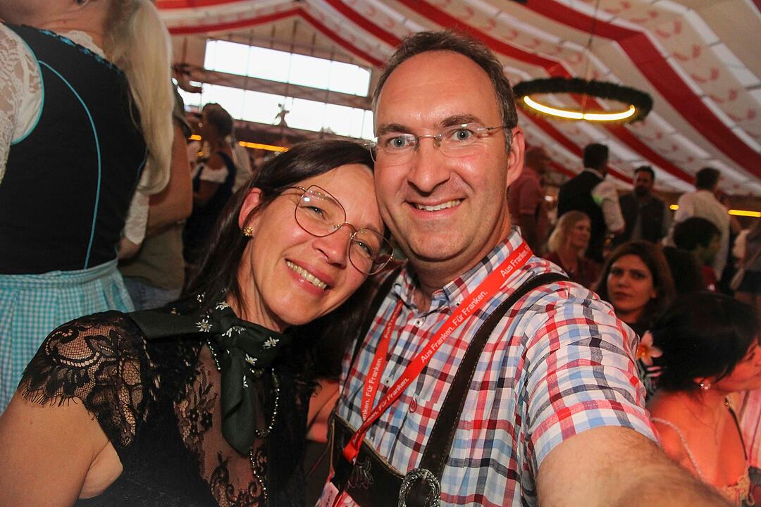 Die Stadlbesucher feierten mit den Stoapf&auml;lzer Spitzbuam.