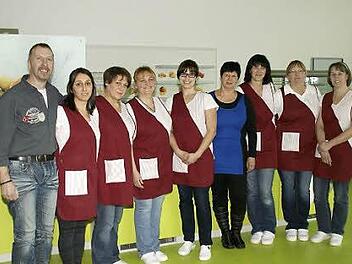 Sieben Damen und die beiden Hausmeister Reiner Reitz und Irene Bugner sorgen für einen reibungslosen Ablauf in der neuen Mensa. Leiterin der Mensa ist Petra Hofmann (Dritte von rechts).