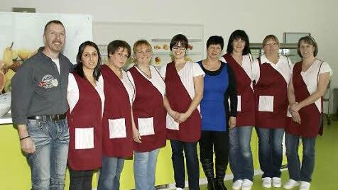 Sieben Damen und die beiden Hausmeister Reiner Reitz und Irene Bugner sorgen für einen reibungslosen Ablauf in der neuen Mensa. Leiterin der Mensa ist Petra Hofmann (Dritte von rechts).
