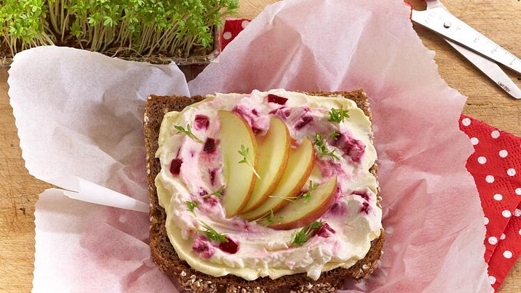Kreativ und ausgewogen: Ein Vollkornbrot mit Rote-Beete-Creme und Apfelscheiben. Oben drauf noch Kresse und fertig ist das Pausenbrot. Während der Pausen füllen Schüler ihre Energiereserven auf. Foto: P.U.N.K.T.