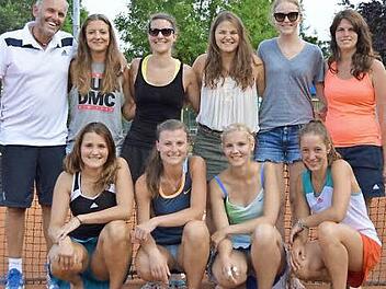 Die Tennis-Damen des TSV Melkendorf sind Meister der Bezirksklasse 2. Stehend, von links: Trainer Michael Küfner, Kim Schönheiter, Mannschaftsführerin Katharina Kirsch, Katharina Pauli, Clara Schmidt, Sabine Hager. Vorne, von links: Nina Hoffmann, Eva Völkl, Marie Pringal und Lena Gaupp. Foto: Hans-Peter Kesselbaur