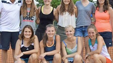 Die Tennis-Damen des TSV Melkendorf sind Meister der Bezirksklasse 2. Stehend, von links: Trainer Michael Küfner, Kim Schönheiter, Mannschaftsführerin Katharina Kirsch, Katharina Pauli, Clara Schmidt, Sabine Hager. Vorne, von links: Nina Hoffmann, Eva Völkl, Marie Pringal und Lena Gaupp. Foto: Hans-Peter Kesselbaur