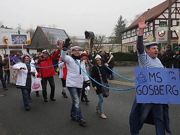 Der Dobenreuther Umzug hatte alles, was ein gescheiter Karnevalszug benötigt. Die Teilnehmer hatten mindestens so viel Spaß wie die ZuschauerFotos: Galster